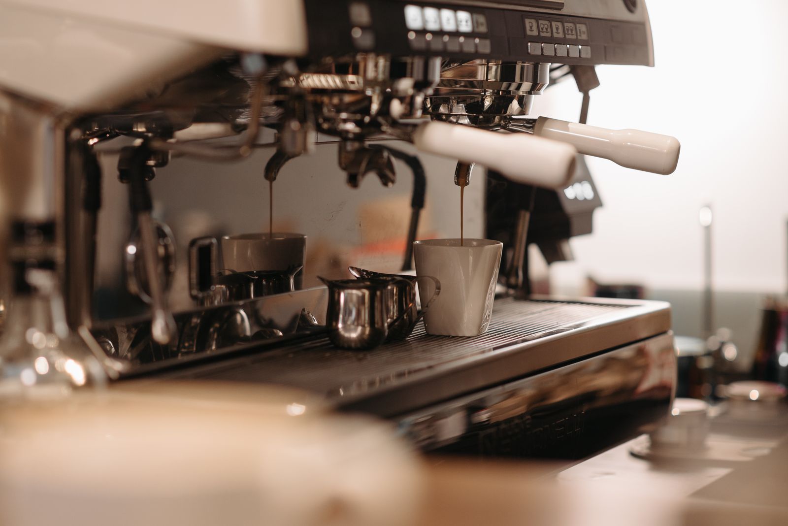 Espresso που εκχυλίζεται σε φλιτζάνια